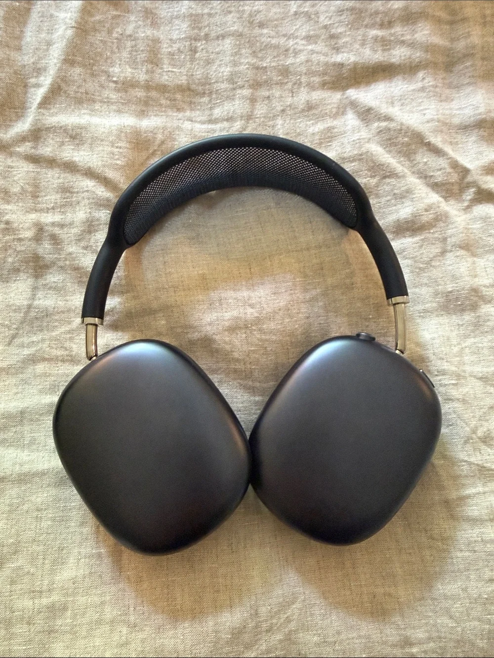 Apple Max Headphones in Midnight.